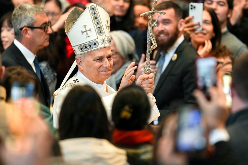 El papa León XIV bendice a los fieles tras celebrar la misa en la festividad de María, Madre de Dios, y el Día Mundial de la Paz en la basílica de San Pedro, en el Vaticano, el 1 de enero de 2026. (Foto CNS/Lola Gómez)