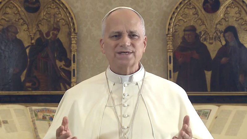 El Papa León XIV aparece en una captura de pantalla mientras dirige un mensaje en video a los jóvenes católicos que participan en SEEK 2026, el más reciente de varios mensajes grabados que ha dirigido a la juventud de Estados Unidos desde que fue elegido pontífice. El encuentro anual —que se celebra del 1 al 5 de enero en sedes de Columbus, Ohio; Denver; y Fort Worth, Texas— ha reunido a unos 26.000 participantes para charlas y talleres centrados en el encuentro con Cristo, con un programa que incluye Misa diaria, adoración eucarística, el sacramento de la reconciliación y momentos de fraternidad. (Captura de pantalla de OSV News/Vatican News)