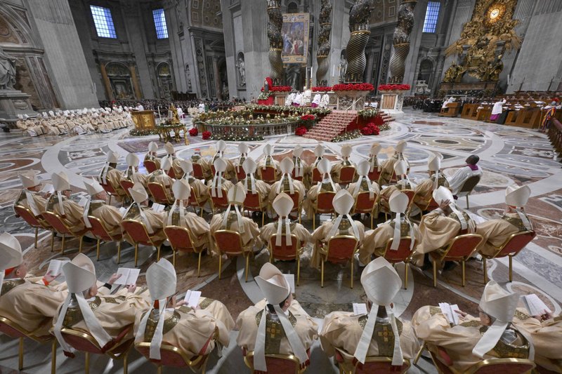 Los prelados escuchan mientras el papa León XIV celebra la misa en la fiesta de la Epifanía en la basílica de San Pedro, en el Vaticano, el 6 de enero de 2026. (Foto de OSV News/Simone Risoluti, Vatican Media)