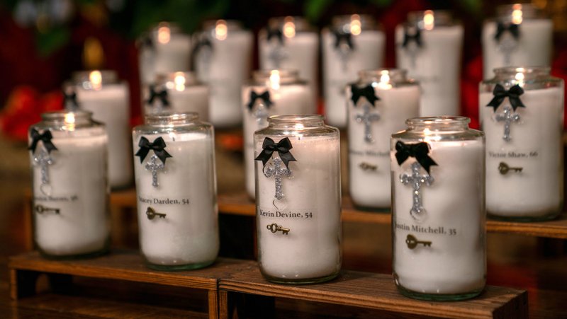 Diecinueve velas con los nombres de cada una de las víctimas del incendio Eaton fueron encendidas y colocadas cerca del altar en la iglesia Sacred Heart de Altadena durante una Misa de sanación el 7 de enero. (John Rueda)