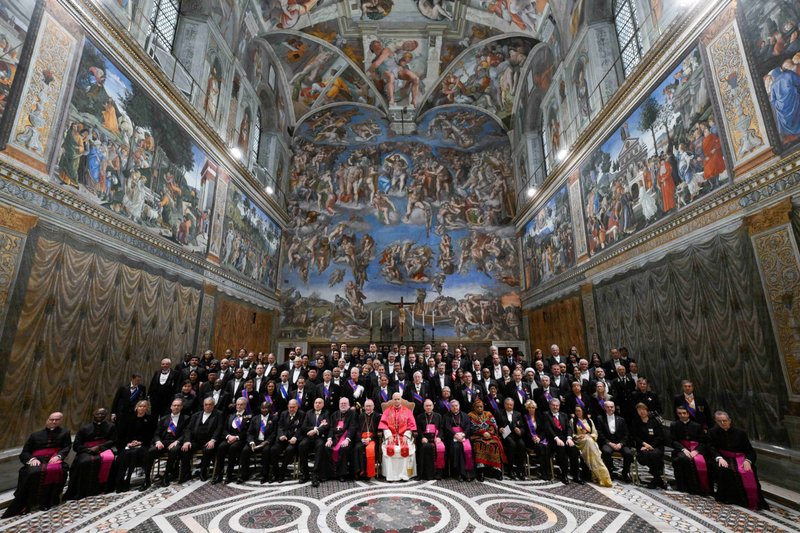 El papa León XIV posa para una foto de grupo con miembros del cuerpo diplomático acreditado ante la Santa Sede en el interior de la Capilla Sixtina del Vaticano, el 9 de enero de 2026. (Foto CNS/Vatican Media)