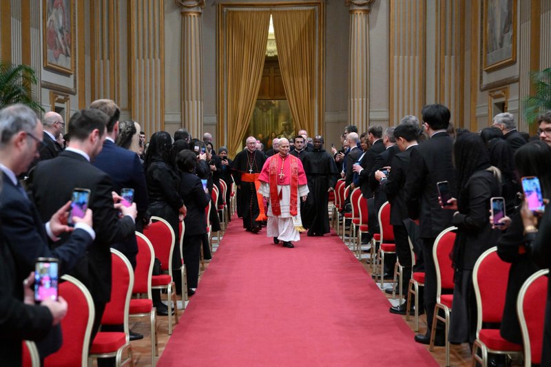El Papa León XIV recorre el pasillo para reunirse con los miembros del cuerpo diplomático acreditado ante el Vaticano en el Palacio Apostólico, en el Vaticano, el 9 de enero de 2026. (Foto CNS/Vatican Media)