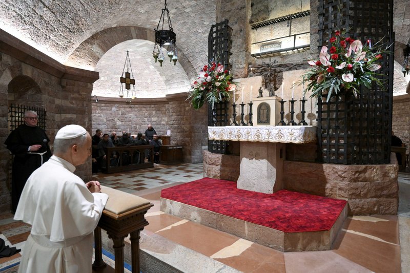 El papa León XIV y los frailes franciscanos rezan ante la tumba de San Francisco en la Basílica de San Francisco de Asís, Italia, el 20 de noviembre de 2025. (Foto CNS/Vatican Media)