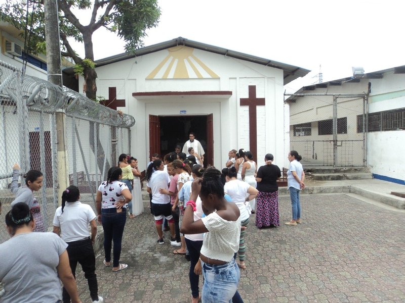 Una foto sin fecha muestra a un sacerdote de pie en la puerta de una prisión para mujeres en Ecuador. El ministerio penitenciario en el país es uno de los muchos proyectos financiados a través de la colecta anual de los obispos estadounidenses para la Iglesia en América Latina. La Conferencia de Obispos Católicos de Estados Unidos anunció en un comunicado que el fin de semana del 24 al 25 de enero, muchas diócesis católicas de Estados Unidos realizarán la colecta, cuyo objetivo es ayudar a apoyar los ministerios entre los pobres de México, América Central, América del Sur y el Caribe. (Foto de OSV News/cortesía de la USCCB)