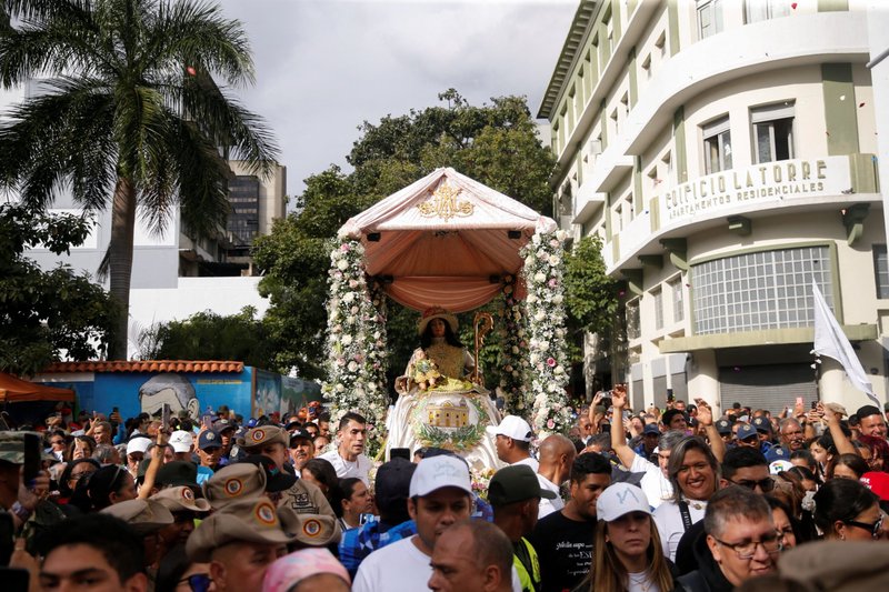 Fieles participan en la procesión de la "Divina Pastora" ("Pastora Divina") en honor a María en Caracas, Venezuela, el 14 de enero de 2026, la primera concentración religiosa desde el ataque de Estados Unidos y la captura del presidente Nicolás Maduro y su esposa, Cilia Flores. (OSV News foto/Leonardo Fernández Viloria, Reuters)