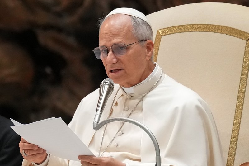 El Papa León XIV se dirige a los peregrinos y visitantes durante su audiencia general en el Aula Pablo VI del Vaticano el 21 de enero de 2026. (Foto CNS/Lola Gomez)
