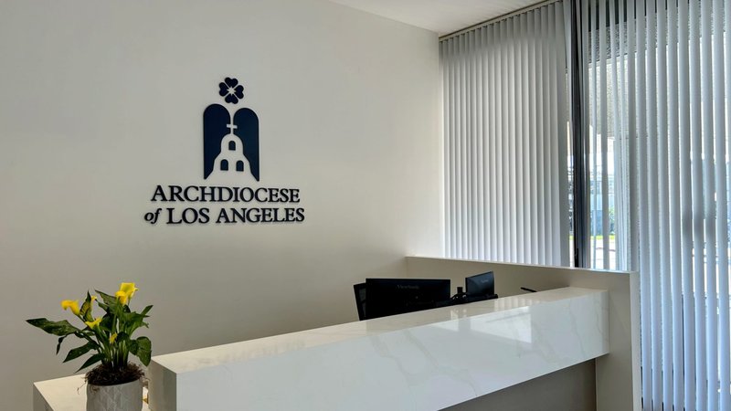 El nuevo logotipo de la Arquidiócesis de Los Ángeles se exhibe en el vestíbulo del nuevo Centro Católico Arquidiocesano. (Pablo Kay)