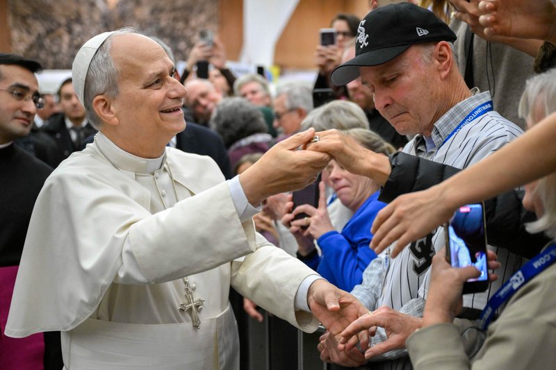 El papa León XIV saluda a los fieles al término de su audiencia general semanal en la Sala Pablo VI del Vaticano, el 4 de febrero de 2026. (Foto CNS/Vatican Media)