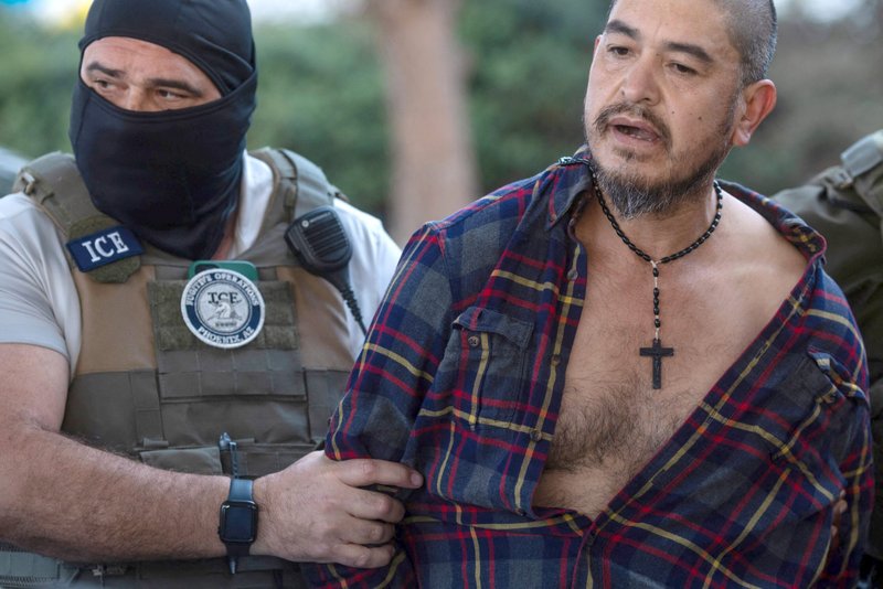 Un hombre mexicano de 47 años con tres condenas por conducir bajo los efectos del alcohol es detenido por agentes federales liderados por el Servicio de Inmigración y Control de Aduanas de Estados Unidos en Atlanta el 5 de febrero de 2025. (Foto de OSV News/Carlos Barria, Reuters)