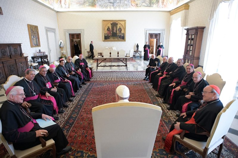El papa Francisco se reúne con los obispos cubanos durante su visita «ad limina» al Vaticano en 2017. Los obispos de Cuba han pospuesto su visita «ad limina» a Roma, prevista para el 16-20 de febrero de 2026, después de que las autoridades gubernamentales anunciaran que las aerolíneas ya no podrían repostar combustible debido a las amenazas arancelarias de Estados Unidos contra los países que suministran petróleo a la nación insular. (Foto CNS/L'Osservatore Romano)