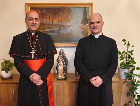 El cardenal Víctor Manuel Fernández, prefecto del Dicasterio para la Doctrina de la Fe, y el padre Davide Pagliarani, superior general de la tradicionalista Fraternidad San Pío X, aparecen en una fotografía tomada en el Vaticano el 12 de febrero de 2026. El cardenal se reunió con el padre Pagliarani después de que el grupo tradicionalista anunciara sus planes de consagrar obispos sin la aprobación papal, lo que suscitó temores de un nuevo cisma. (Foto de OSV News/cortesía del Dicasterio para la Doctrina de la Fe)