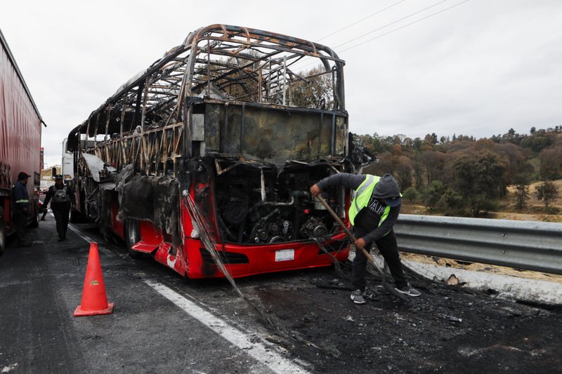 Un autobús quemado es visto el 22 de febrero de 2026 en una autopista en Santa Rita Tlahuapan, México, que conecta la Ciudad de México con el estado de Puebla. Miembros del crimen organizado en varios estados levantaron barricadas y llevaron a cabo ataques incendiarios tras una operación militar en la que murió el narcotraficante mexicano Nemesio Oseguera, conocido como «El Mencho», en Tapalpa, en el estado mexicano de Jalisco. (Foto de OSV News/Paola García, Reuters)