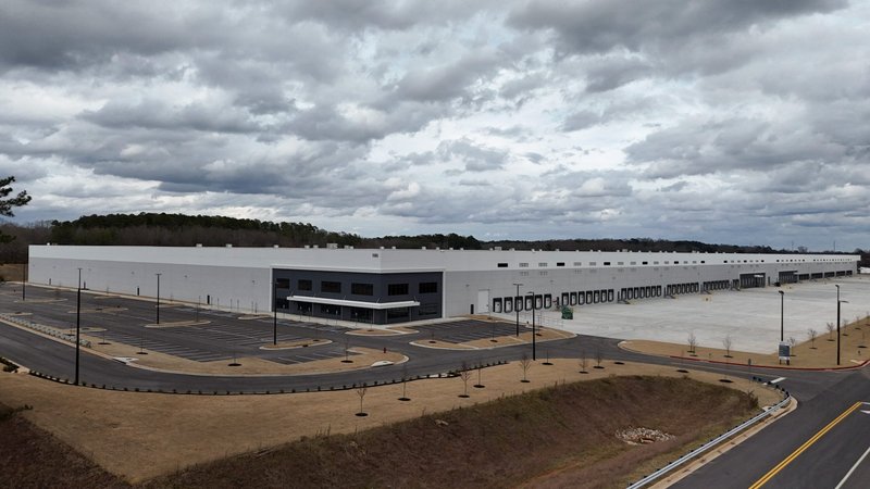 Una imagen de dron muestra una bodega adquirida por el Departamento de Seguridad Nacional, que se espera se convierta en un centro de detención del Servicio de Inmigración y Control de Aduanas (ICE) en Social Circle, Georgia, el 18 de febrero de 2026. El 20 de febrero de 2026, el obispo Brendan J. Cahill, presidente del Comité de Migración de la Conferencia de Obispos Católico de Estados Unidos, condenó el plan de la administración Trump de adquirir ocho megacentros para la detención masiva de inmigrantes, incluyendo familias, que busca deportar. (Foto OSV News/Megan Varner, Reuters)