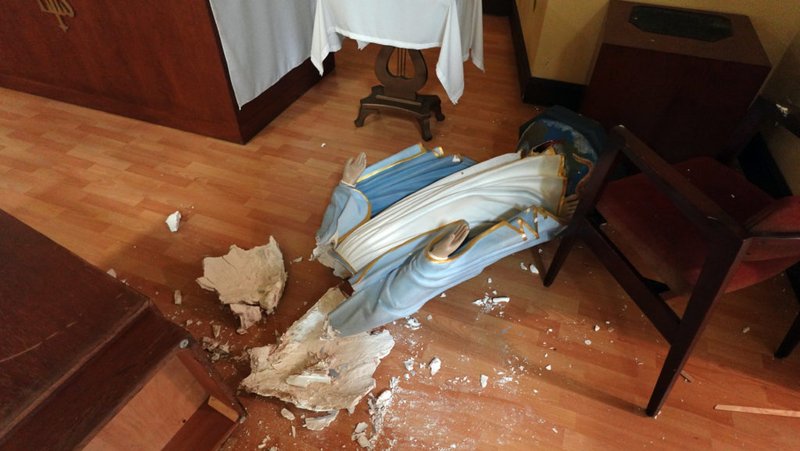 Una estatua destrozada de la Virgen María yace sobre el altar después de que la Escuela Holy Innocents, en Long Beach, fuera encontrada vandalizada y saqueada el 2 de febrero. (Escuela Holy Innocents)