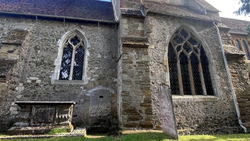 Iglesia de St. James en el pueblo de Shere, en Surrey, Inglaterra. Se distingue el contorno de la celda (con una pequeña ventana) donde vivió la anacoreta Christine Carpenter, debajo de la ventana izquierda de la iglesia. (Shemaiah Gonzalez)