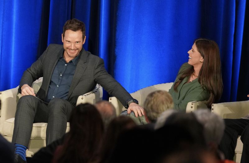 Los panelistas Chris Pratt y su esposa Katherine Schwarzenegger Pratt comparten una risa durante el Almuerzo de Liderazgo Ético 2026 en la Catedral de Nuestra Señora de los Ángeles el 28 de enero. (Peter Lobato)
