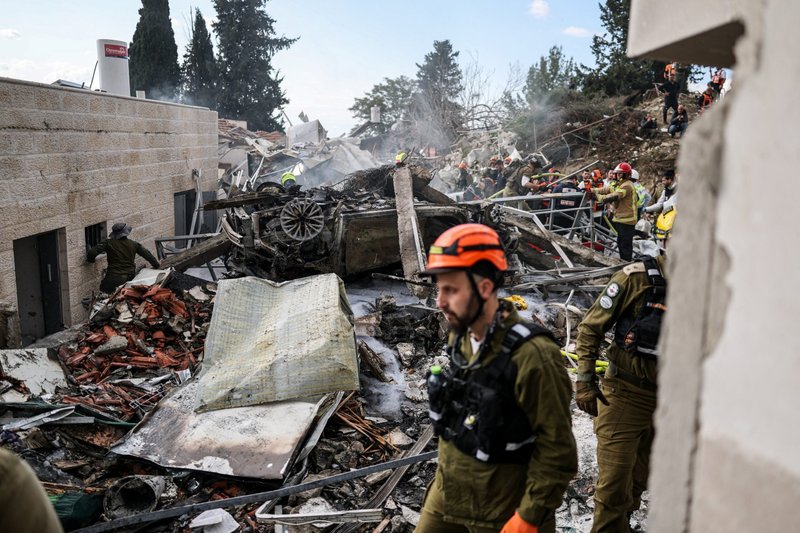 Personal de emergencia trabaja en el lugar de un ataque iraní, después de que Irán lanzara una serie de misiles tras los ataques de Estados Unidos e Israel el 28 de febrero de 2026, en Beit Shemesh, Israel, el 1 de marzo. (Foto de OSV News/Ammar Awad, Reuters)