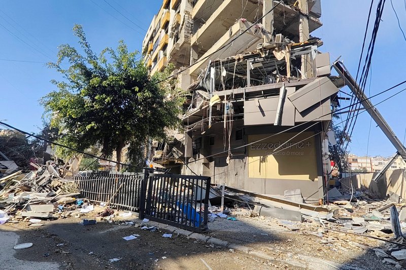 Se observan escombros el 3 de marzo de 2026 en el lugar donde el 2 de marzo Israel lanzó un ataque contra una sucursal de Al-Qard al-Hassan, una institución financiera vinculada a la organización libanesa Hezbolá, en los suburbios del sur de Beirut, tras una escalada de tensiones entre Hezbolá e Israel en medio del conflicto entre Estados Unidos e Israel con Irán. (Foto de OSV News/Stringer)