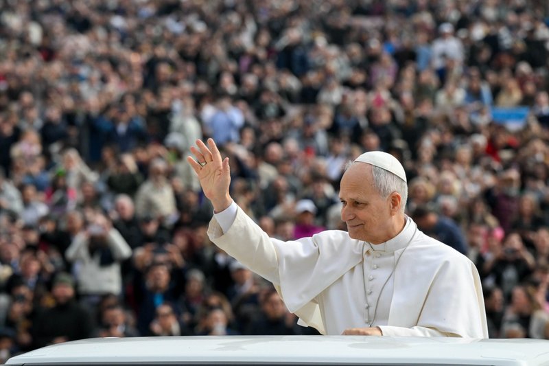 El Papa León XIV saluda a la multitud antes de dirigir su audiencia general en la Plaza de San Pedro del Vaticano el 4 de marzo de 2026. (Foto CNS/Vatican Media)