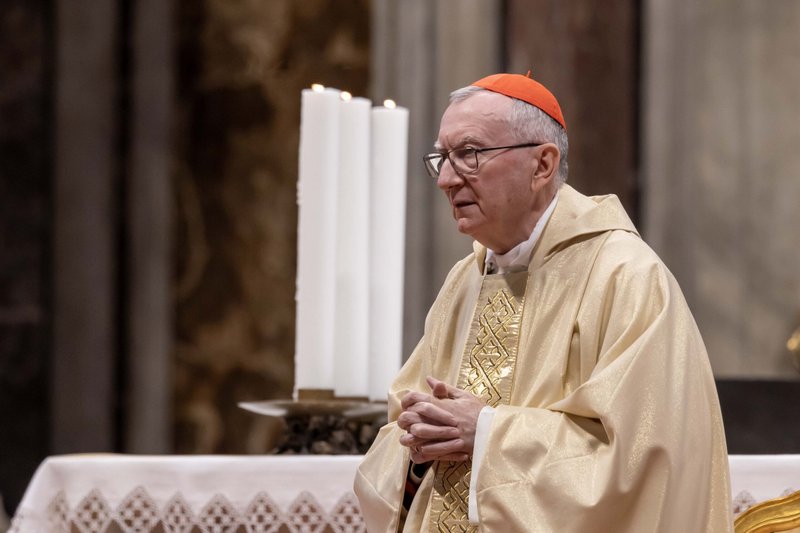 El cardenal Pietro Parolin, secretario de estado del Vaticano, preside una Misa conmemorativa en la basílica de San Pedro del Vaticano el 2 de abril de 2025, con motivo del vigésimo aniversario de la muerte de San Juan Pablo II. En una entrevista publicada el 4 de marzo de 2026, quinto día de la guerra entre Estados Unidos e Israel e Irán, el cardenal Parolin hizo un llamamiento a la paz y la diplomacia y cuestionó si los misiles y las bombas son la solución a las aspiraciones del pueblo iraní. (Foto CNS/Pablo Esparza)