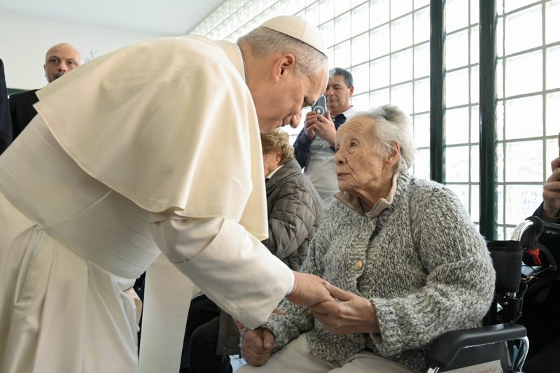 El Papa León XIV saluda a una anciana en silla de ruedas durante una visita parroquial a la Iglesia de Santa María de la Presentación en Roma, Italia, el 8 de marzo de 2026. (Foto CNS/Vatican Media)
