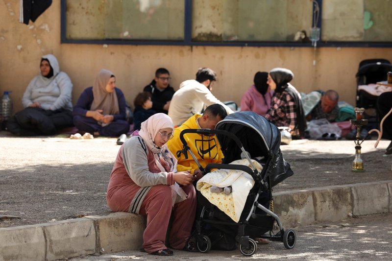 Personas desplazadas se refugian en el interior de una escuela en Sidón, Líbano, el 11 de marzo de 2026, tras una escalada entre Hezbolá e Israel en medio de la guerra entre Estados Unidos e Israel-Irán. (Foto OSV News/Aziz Taher, Reuters)