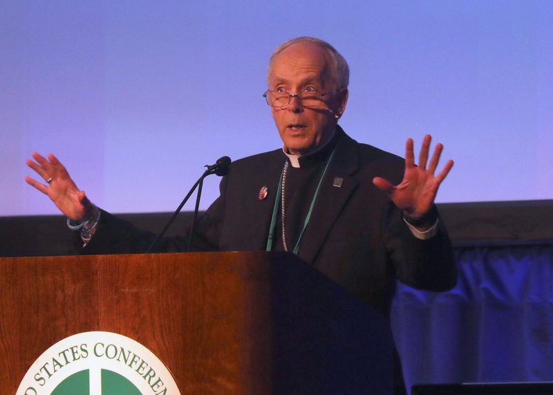 El obispo Mark J. Seitz, de El Paso, Texas, pronuncia unas palabras durante una sesión del 11 de noviembre de 2025 de la asamblea general de otoño de la Conferencia de Obispos Católicos de los Estados Unidos en Baltimore. (Foto OSV News/Bob Roller)