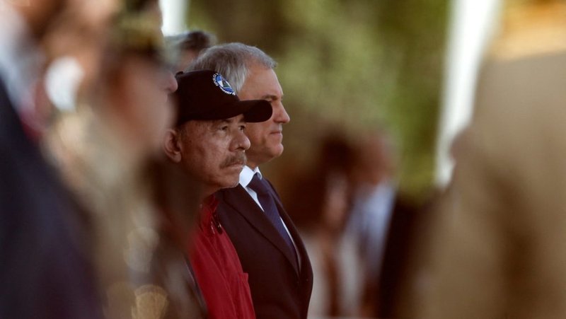 El presidente de Nicaragua, Daniel Ortega, aparece en Caracas, Venezuela, en una academia militar el 10 de enero de 2025, el día de la toma de posesión del presidente venezolano Nicolás Maduro para un tercer mandato de seis años. (Foto de OSV News/Leonardo Fernández Viloria, Reuters)