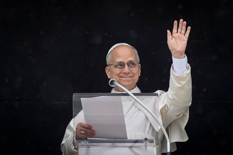 El Papa León XIV saluda a los peregrinos mientras dirige la oración del Ángelus desde una ventana del Palacio Apostólico, en el Vaticano, el 22 de marzo de 2026. (OSV News/ Vatican Media, Matteo Pernaselci vía Reuters)