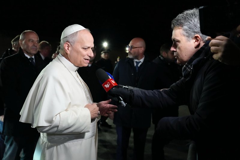 El Papa León XVI habla con periodistas antes de dejar la residencia papal en Castel Gandolfo, Italia, el 24 de marzo de 2026, para regresar al Vaticano. "Quiero renovar mi llamado a un alto el fuego, a trabajar por la paz --no mediante las armas, sino a través del diálogo-- y a buscar verdaderamente una solución para todos", dijo a los periodistas. "hay más de un millón de personas desplazadas y muchas han perdido la vida", afirmó el Papa. (Foto OSV News/Catholic Press Photo)