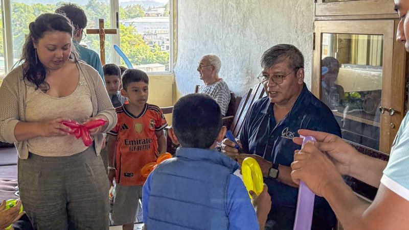 Heidi Villaluz, izquierda, feligresa del St. Camillus Center for Spiritual Care en Los Ángeles, ayuda a un miembro del personal de Catholic Relief Services en el centro Caminando por la Paz en Guatemala a prepararse para una celebración con niños. (Heidi Villaluz)