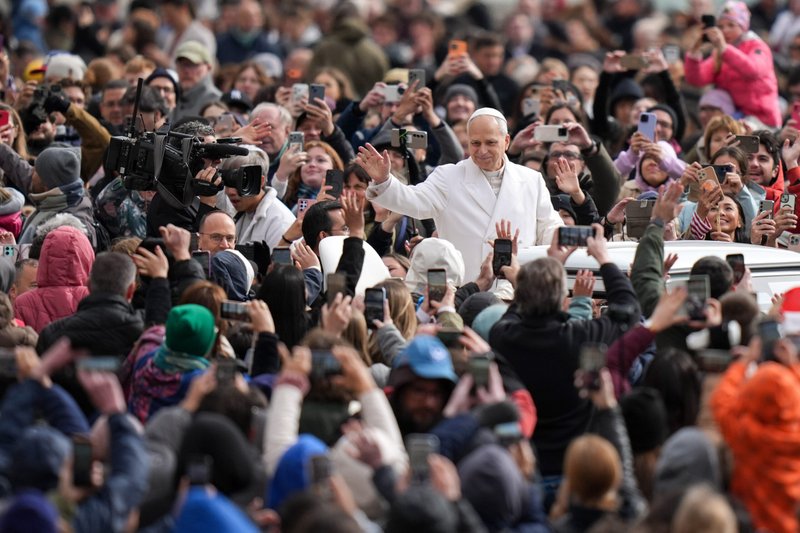 El Papa León XIV saluda a los visitantes y peregrinos desde el papamóvil mientras recorre la Plaza de San Pedro en el Vaticano, antes de su audiencia general del 1 de abril de 2026. (Foto CNS/Lola Gómez)