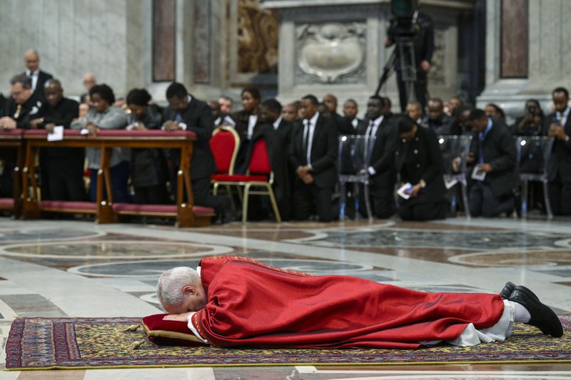 El Papa León XIV permanece postrado en un momento de la Liturgia de la Pasión del Señor del Viernes Santo en la Basílica de San Pedro, en el Vaticano, el 3 de abril de 2026. (Foto OSV News/Simone Risoluti, Vatican Media)