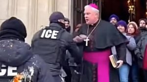 Captura de pantalla de un video deepfake generado con inteligencia artificial en el que un falso obispo confronta a agentes de inmigración. Las redes sociales están inundadas de contenidos falsos que imitan a líderes católicos, y muchos usuarios están siendo engañados. (OSV News/Instagram)