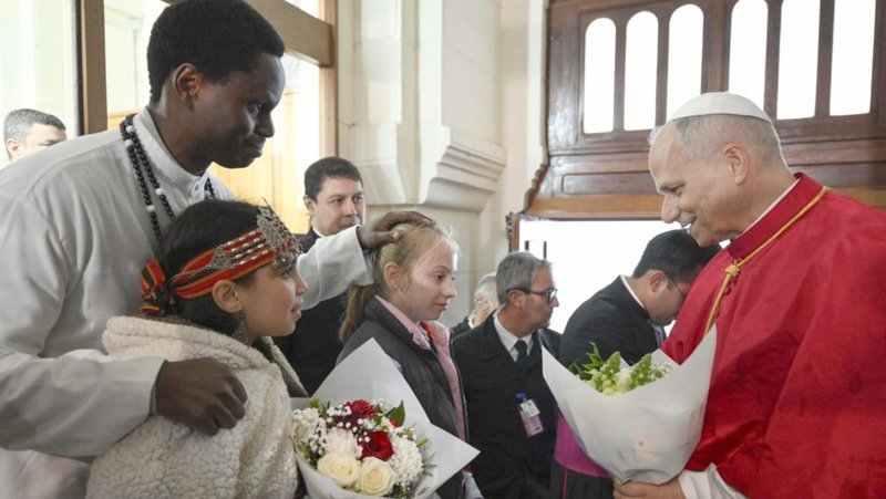 El Papa León XIV saluda a un hombre y a varias jóvenes durante un encuentro con la comunidad argelina en la Basílica de Nuestra Señora de África en Argel, Argelia, el 13 de abril de 2026. (OSV News/Simone Risolutie, Vatican Media)