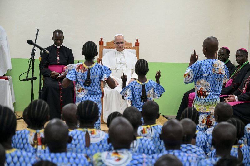 El papa León XIV observa la actuación de unos niños durante su visita al orfanato Ngul Zamba en Yaundé, Camerún, el 15 de abril de 2026. (Foto de OSV News/Alberto Pizzoli, imagen compartida a través de Reuters)