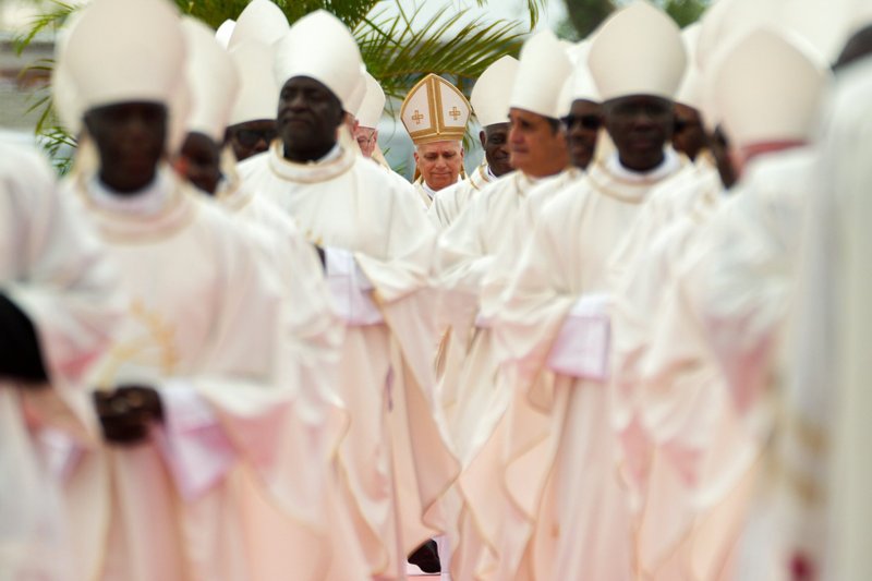 El Papa León XIV llega en procesión para celebrar la Misa en la explanada de Kilamba, en Luanda, Angola, el 19 de abril de 2026. (Foto CNS/Lola Gomez)