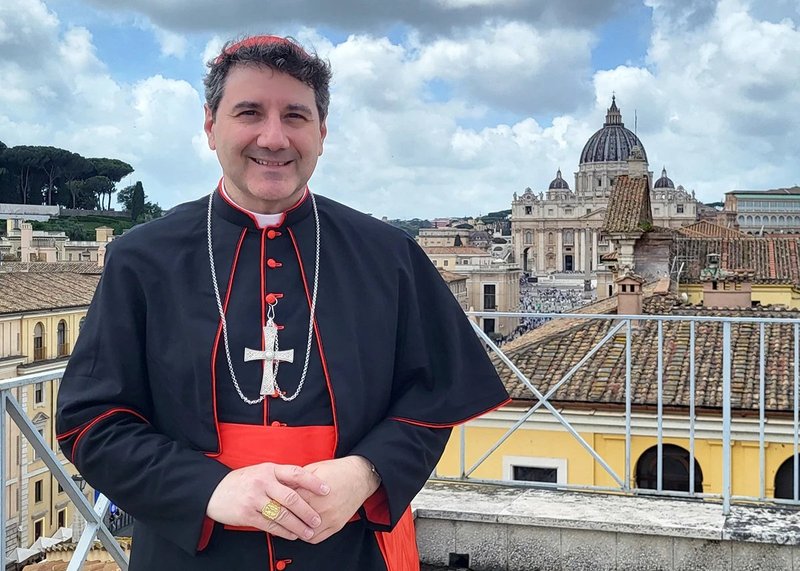 El cardenal Frank Leo, de Toronto, posa en una fotografía sin fecha tomada en el Vaticano. En unas cartas dirigidas el 20 de abril al primer ministro canadiense, Mark Carney, y a los miembros del Parlamento, el cardenal Leo les pidió que «eligieran la vida y no la muerte» votando a favor de una medida destinada a restringir la aplicación de la ley canadiense sobre la muerte asistida a aquellas personas que padecen únicamente una enfermedad mental, y no una enfermedad terminal. (Foto de OSV News/cortesía de la Arquidiócesis de Toronto)