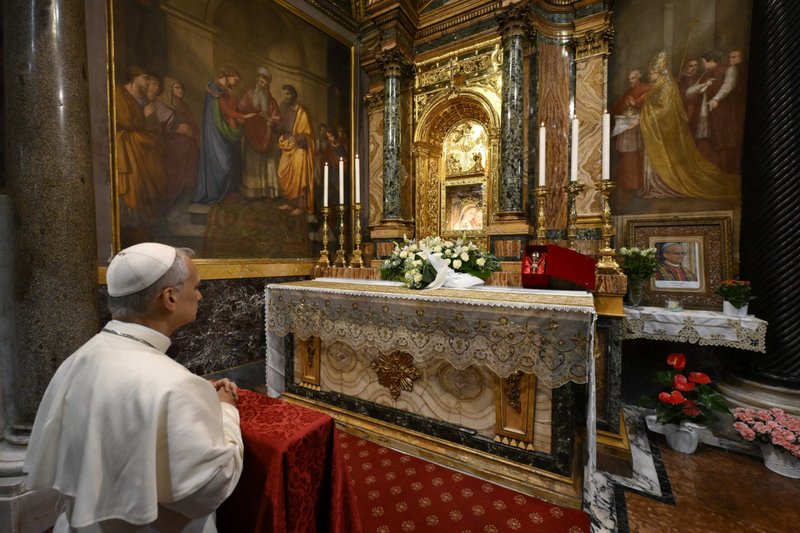 El Papa León XIV reza ante un fresco de Nuestra Señora del Buen Consejo en el santuario que lleva el nombre de dicha imagen, en Genazzano, Italia, al sureste de Roma, el 10 de mayo de 2025. En un mensaje en video publicado el 30 de abril de 2026 por la Red Mundial de Oración del Papa, el pontífice hizo un llamado a los católicos de todo el mundo para que enfrenten el problema de la inseguridad alimentaria tanto con la oración como con acciones concretas. La intención de oración del Santo Padre para el mes de mayo es: Por una alimentación para todos. (Foto de CNS/Vatican Media)
