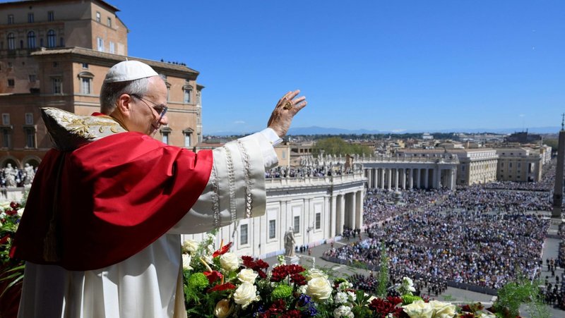 El papa León XIV imparte la bendición urbi et orbi (“a la ciudad y al mundo”) desde el balcón central de la basílica de San Pedro durante la Pascua, en el Vaticano, el 5 de abril de 2026. (OSV News/Vatican Media, distribución vía Reuters)