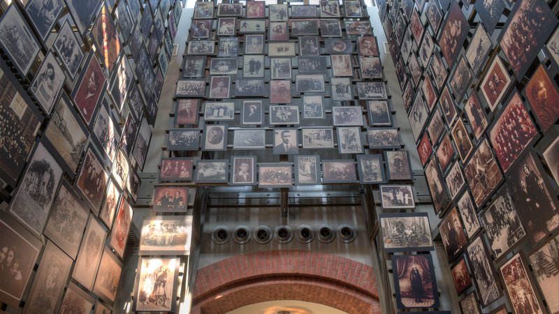 La exhibición “Tower of Faces” en el Museo Conmemorativo del Holocausto de Estados Unidos, en Washington D.C. (Wikimedia Commons)