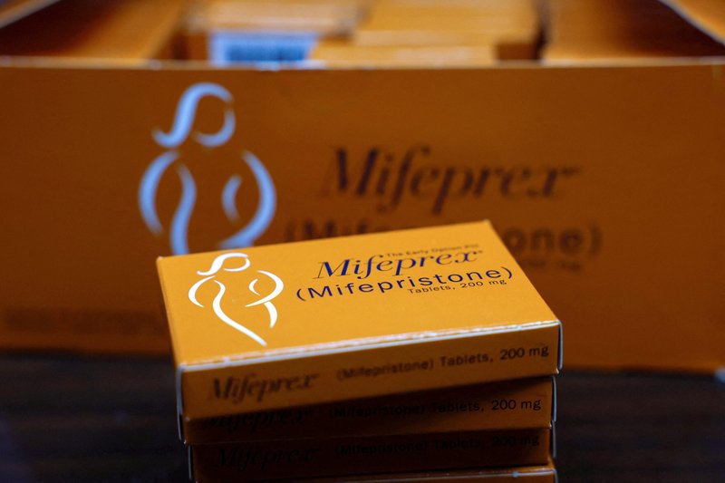 Cajas de mifepristona bajo la marca Mifeprex se observan el 9 de abril de 2024 en la clínica Alamo Women’s Clinic, en Carbondale, Illinois. En una carta del 4 de mayo de 2026 dirigida al fiscal general interino Todd Blanche y al comisionado de la Administración de Alimentos y Medicamentos de EE.UU. (FDA), Marty Makary, el obispo Daniel E. Thomas de Toledo, Ohio, presidente del comité provida de los obispos estadounidenses, escribió que, aunque el grupo está “agradecido por la realización del estudio necesario sobre la mifepristona por parte de la FDA”, le preocupan “los informes que alegan un retraso deliberado en la finalización de esa revisión”. (Foto OSV News/Evelyn Hockstein, vía Reuters)