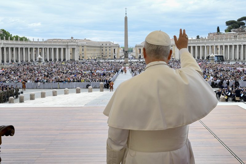 El papa León XIV saluda a los fieles reunidos en la plaza de San Pedro, en el Vaticano, durante su audiencia general semanal el 6 de mayo de 2026. (Foto CNS/Vatican Media)
