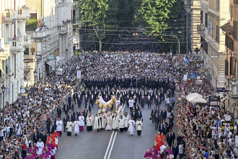 El Papa León XIV lleva la Eucaristía en una custodia durante la procesión de Corpus Christi entre la basílica de San Juan de Letrán y la basílica de Santa María la Mayor, en Roma, el 22 de junio de 2025. Miles de personas participaron en la procesión junto al Papa y muchas más acompañaron el recorrido desde las calles. (Foto CNS/Vatican Media)