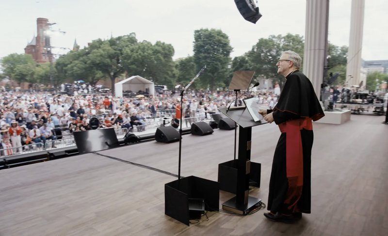 El obispo Robert E. Barron, de Winona-Rochester, Minnesota, e integrante de la Comisión de Libertad Religiosa de Estados Unidos, habla durante el evento “Rededicate 250: A National Jubilee of Prayer, Praise & Thanksgiving” en el National Mall de Washington, el 17 de mayo de 2026. (Captura de pantalla de OSV News)
