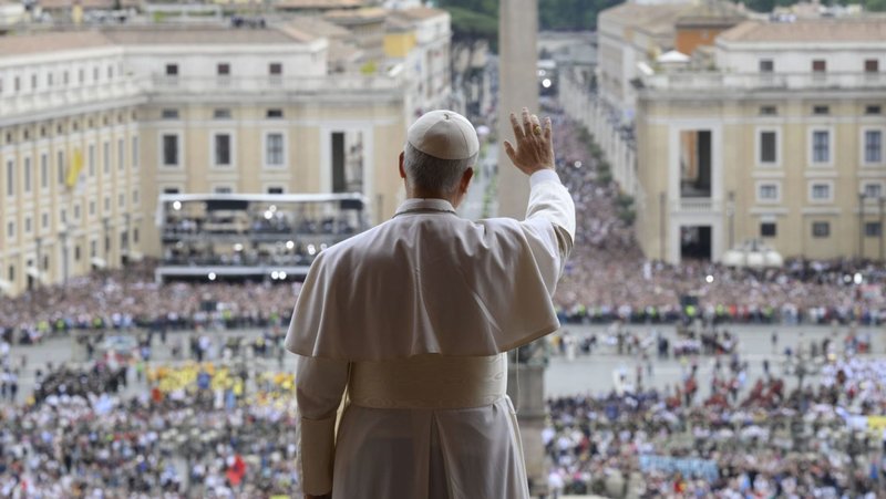 El Papa León XIV saluda a la multitud desde el balcón central de la Basílica de San Pedro, en el Vaticano, mientras dirige por primera vez el rezo del Regina Caeli al mediodía, el 11 de mayo de 2025. (Foto CNS/Vatican Media)