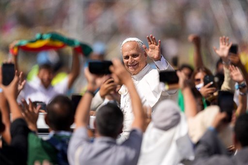 Personas toman fotos y videos con sus teléfonos celulares mientras el Papa León XIV saluda a la multitud desde el papamóvil al finalizar la Misa de clausura del Jubileo de los Jóvenes, celebrada el 3 de agosto de 2025 en el barrio romano de Tor Vergata. (Foto CNS/Lola Gomez)