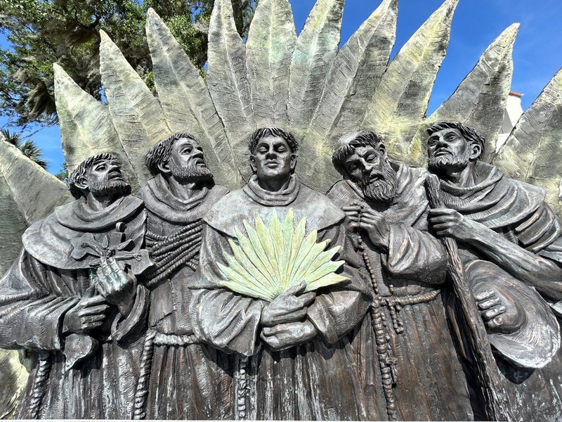 Un monumento a Pedro de Corpa y Compañeros, también conocidos como los Mártires de Georgia, se alza frente a la iglesia Nativity of Our Lady en Darien, Georgia, el 26 de mayo de 2026. La obra, realizada por el escultor Timothy Schmalz, fue bendecida en 2021. (OSV News photo/Gretchen R. Crowe)