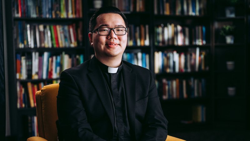 Shengda (Martin) Zhu, uno de los nuevos sacerdotes que será ordenado el 30 de mayo, durante una entrevista en video el 20 de abril. (Isabel Cacho)