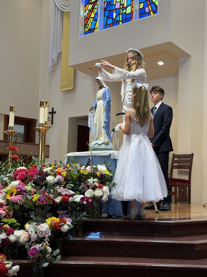 Young people at St Jude the Apostle Church in Westlake Village crown their Virgin Mary statue during a ceremony at the parish. (St Jude the Apostle Church)